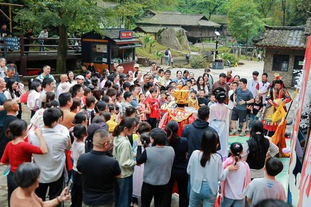 赏金秋庆双节丨大假第三天，四川A级景区接待游客728.98万人次