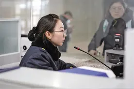 手速超快 中英文切换自如 西安北站售票员小姐姐技能值拉满！图片