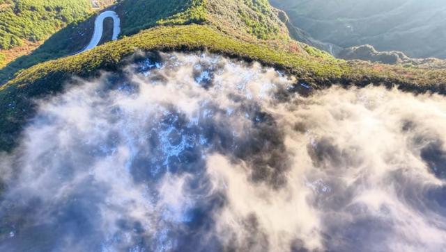 有一种叫云南的生活之365天 | 神奇的准静止锋，在此具像化了