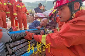潍坊：玉米脱粒机“咬”手，青州消防紧急救援图片