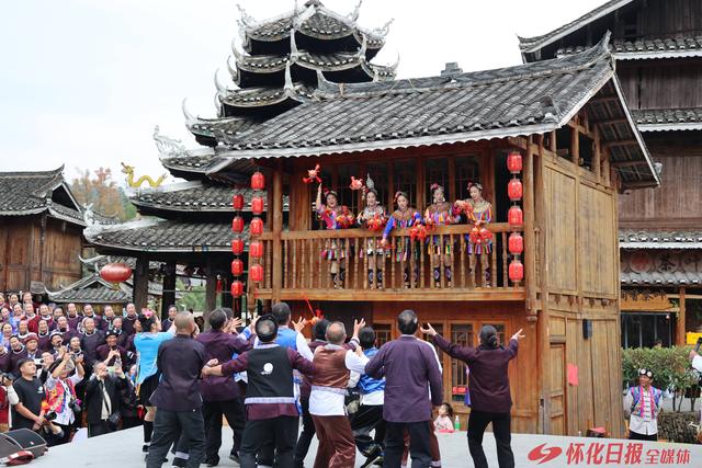 芦笙齐鸣贺三十载 侗歌飞扬谱新篇——通道皇都侗文化村30周年庆典绽放民族团结之花