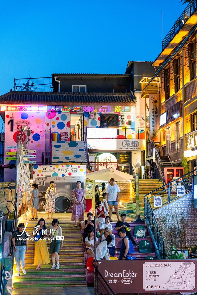 陕西西安：文化创意街夜市人气旺