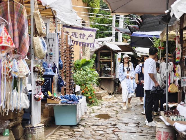 旅居大理丨凤阳邑：马蹄声唤醒的艺术新生