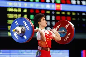 🏋️绝地反击！举重女子49公斤级 侯志慧挺举绝杀蝉联金牌🥇图片