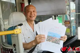 青岛旅游火热继续  这辆公交车上有攻略图片