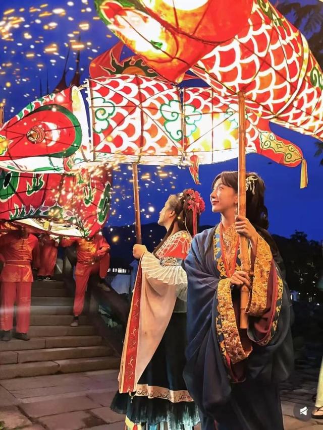 鱼灯映七夕，京西夏夜秒变“流动的灯河”！本周末非遗巡游+汉服仙子带你穿越千年