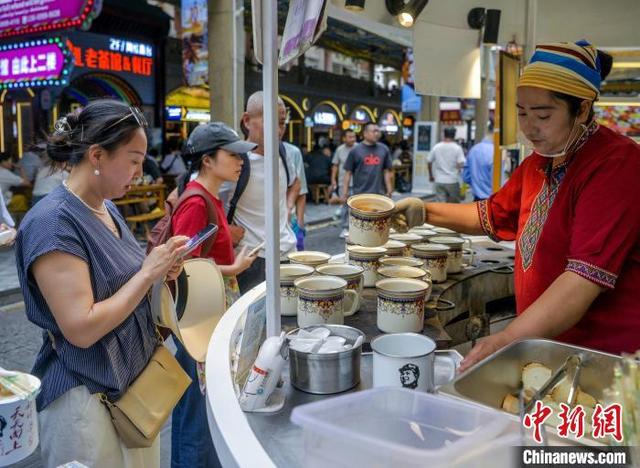乌鲁木齐：游客大巴扎里看歌舞品美食感受新疆风情