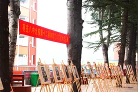 枣庄八中北校举办第12届体育艺术节美术作品展图片