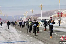1500名中外跑者挑战中国冷极马拉松图片