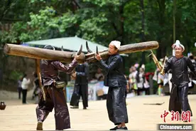 “五一”假期贵州岜沙苗寨民俗醉游人图片