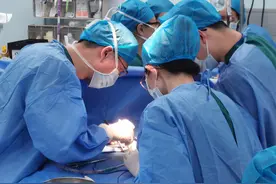 早产儿患上先天性肠闭锁，“产时手术”为“巴掌宝宝”解困图片