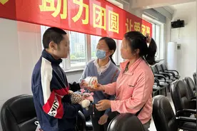 智力残疾男孩15岁时在上海走失，被福利院收容6年终母子团圆图片