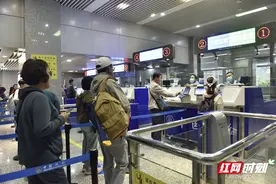 张家界口岸出入境旅客突破40万人次大关 与去年同比增长了200％图片