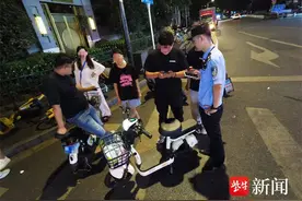 两辆电动车钥匙竟能互开锁，市民错骑电动车闹乌龙图片