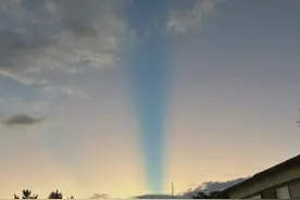 日本一地傍晚突现巨大蓝色光柱：居民猜测连连 专家揭其真面目图片