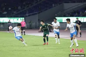 中超：浙江绿城2比1胜青岛西海岸 王钰栋轰出“世界波”图片