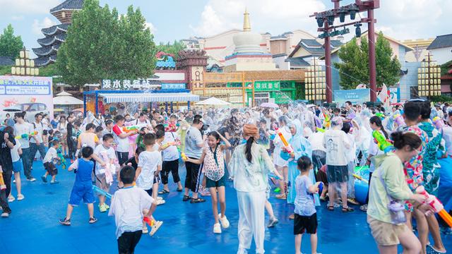济南方特周末日均接待游客7500人 泉水节专属特惠下午场99元卖爆了