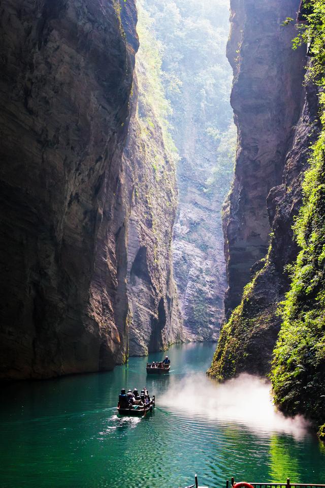 舟行碧波上 人在画中游