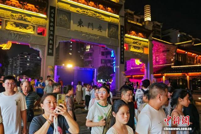 南京城南老街入夜人气旺