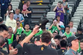 哥俩好！辽宁男篮横扫夺得三连冠 郭艾伦赛后开直播狂捏赵继伟图片