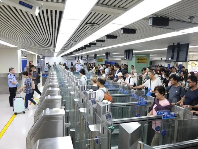 罗湖口岸：我在哈尔滨当“冰雕”