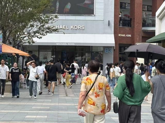 拖箱狂买直呼便宜！沪上奥特莱斯成为中外游客“扫货地标”