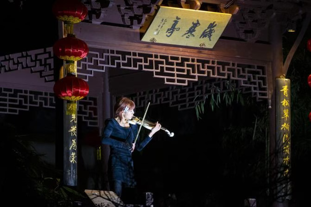 白天是南京，夜晚是金陵