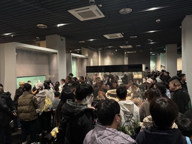 秋假带火淡季旅游市场，多地景区齐发门票约满公告，网友：以为又过了一遍五一十一