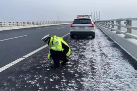 凌晨出动迎战风雪！跨海大桥交警保障辖区道路安全通畅图片