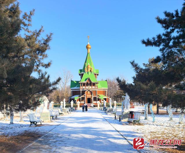 10米俄式大雪人牵手极地萌宠 伏尔加庄园打造冰雪游新地标