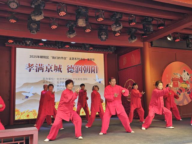 民俗博物馆前搭起菊花塔，重阳节主题文化活动启幕