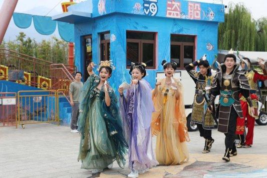 每日百场演艺、NPC零距离互动 游客在泰山石敢当景区“邂逅”百戏狂欢