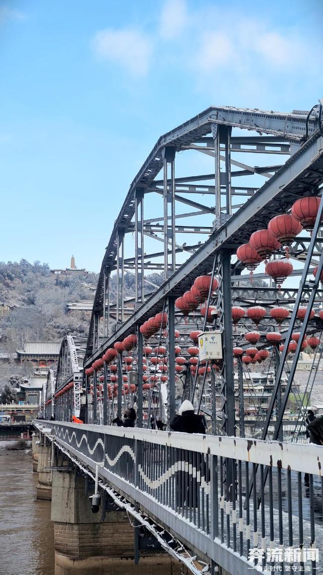 图集丨兰州邂逅今冬首场浪漫雪景