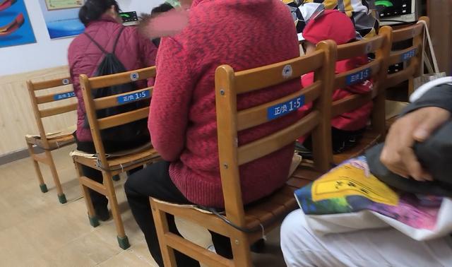 天价“高压电疗仪”瞄准老年人：夸大疗效引流，制造焦虑推销