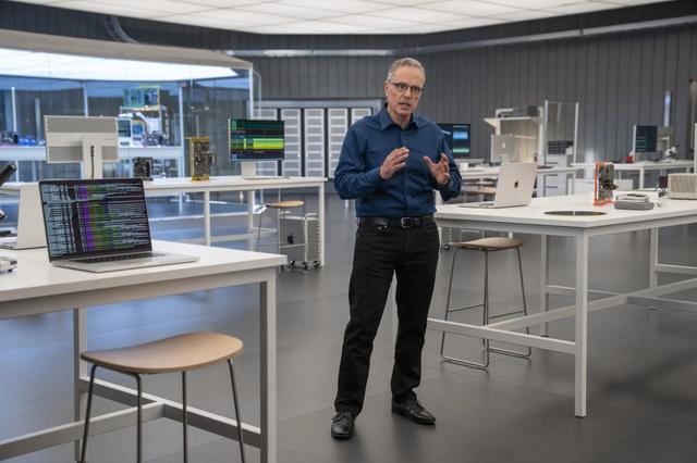 冰火两重天的苹果：iPhone史上大卖，多名高管离职	，库克退休生变？