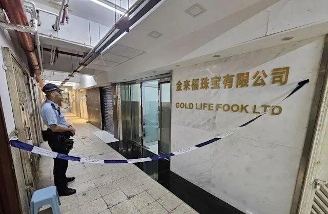 香港突发黄金劫案：10名悍匪闯进打金工场抢走65公斤黄金，总值超5300万，用铁链反锁大门逃离；西九龙重案组已跟进