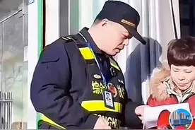 节假日允许摊点临时外摆，不妨成为一个惯例图片