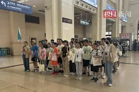 “空铁联运”成热门研学线路，小学生争相体验独自乘火车出行图片