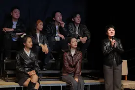 朗读俄罗斯悲喜剧《自杀者》剧本，北京人艺青年演员“读”出幽默“笑果”图片