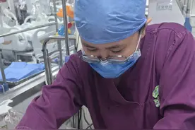 体重1斤6两！她在万米高空出生！图片