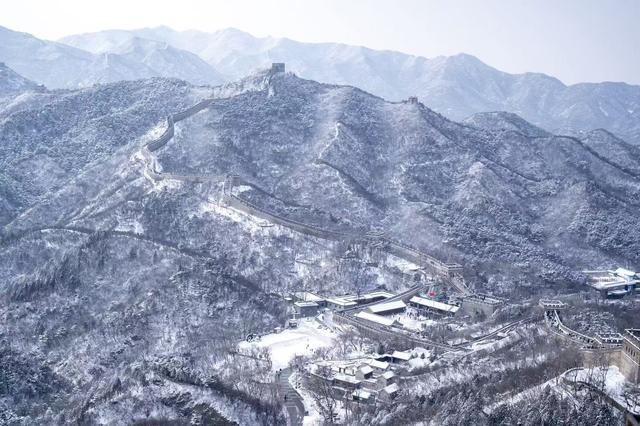 雪后八达岭长城如巨龙卧雪，一派北国风光