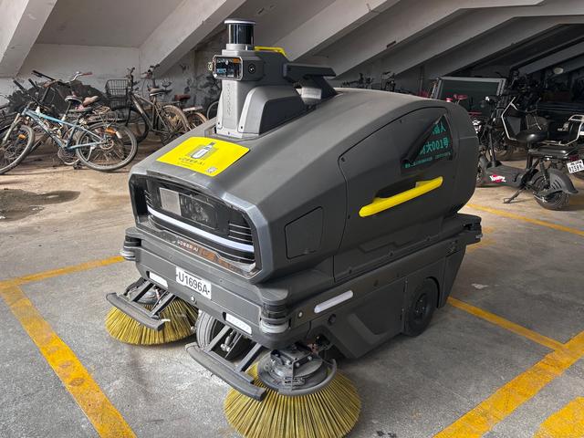 武汉一高校现扫地机器人引围观，供货商：工作6小时能扫3万平米，还可用于小区、工厂