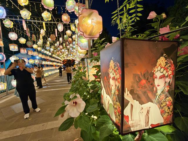 世界花卉大观园“蘑幻夜花园”点亮京城夏夜