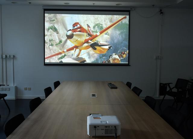 高亮/长效/易维护 优派LSD400W激光投影机评测