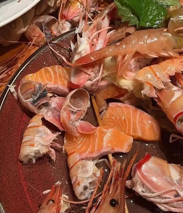 女子吃自助剩10片三文鱼被索赔，痛哭15分钟，店家回应：她点餐量夸张，店长10次道歉，最终未另收费