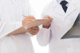 谈工作时是医生、讲待遇时是学生，规培生“待遇双标”待弥合图片