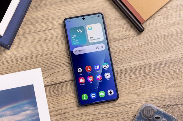 三星Galaxy Z Flip7上手评测：小折叠的新高度，还是熟悉的配方？