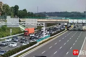 南京多条高速出城方向今天下午出现明显流量增长，视情况开通应急车道图片