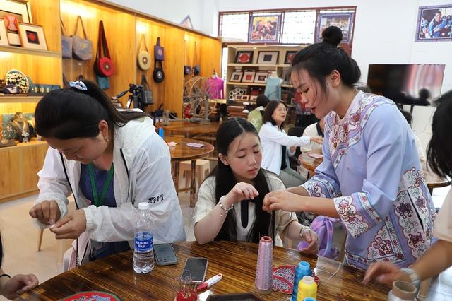 华裔青少年 “多彩贵州” 研学之旅走进三都