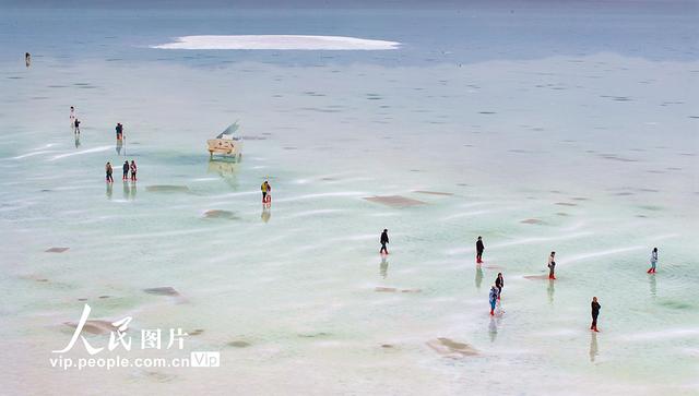 青海乌兰：盐湖美景醉游人